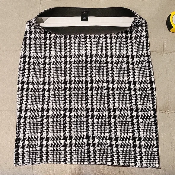 Ann Taylor pencil tweed-like skirt without the wool. Size 10 - Picture 5 of 6